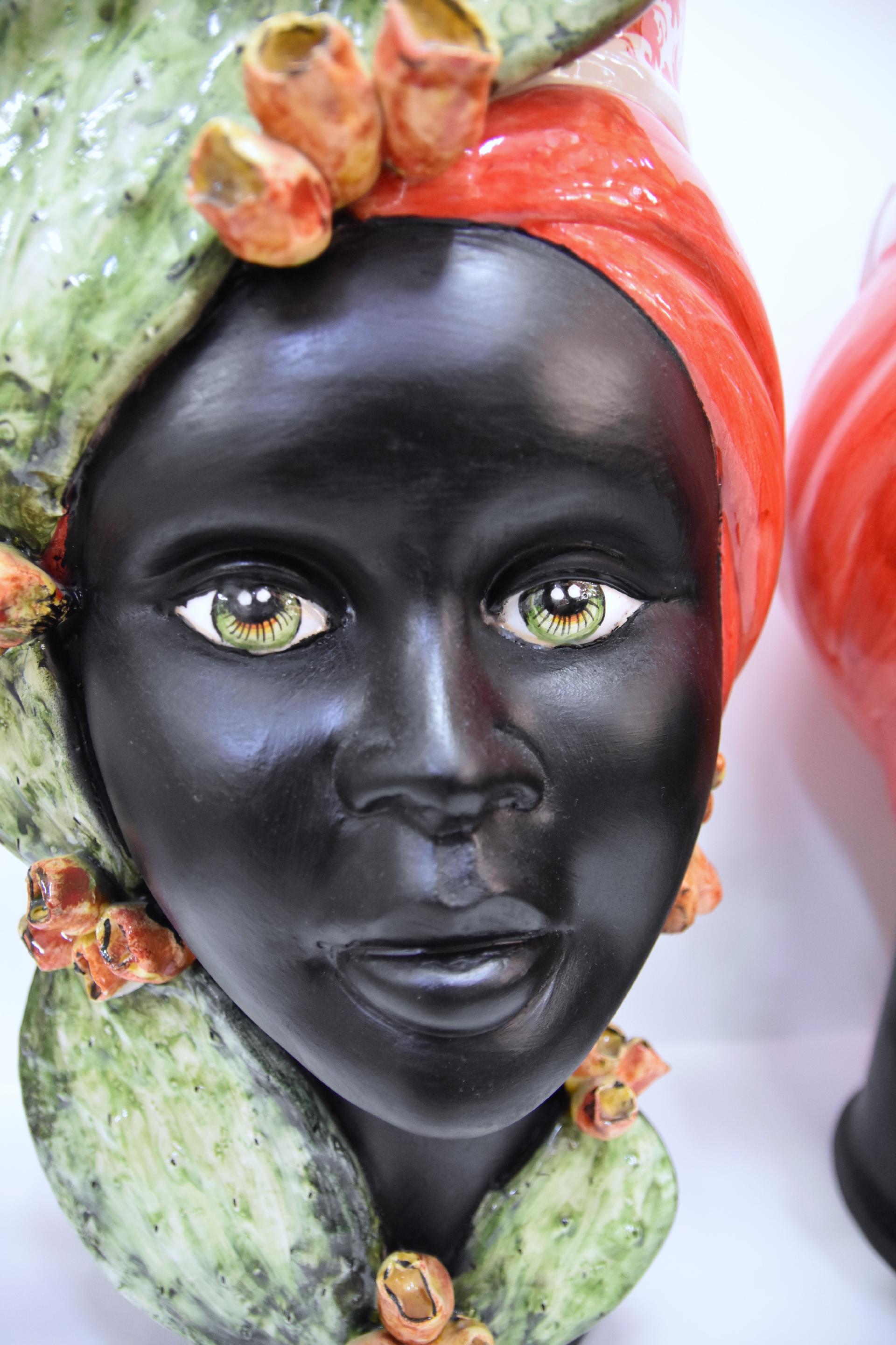 Coppia teste di moro con fichi d'india decoro turbante rosso fuoco Produzione artigianale di Caltagirone h.55cm