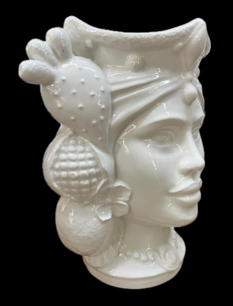 Teste di Moro con frutta e fichi d'india moderne bianche monocolore in ceramica siciliana Produzione artigianale di Caltagirone h.25cm