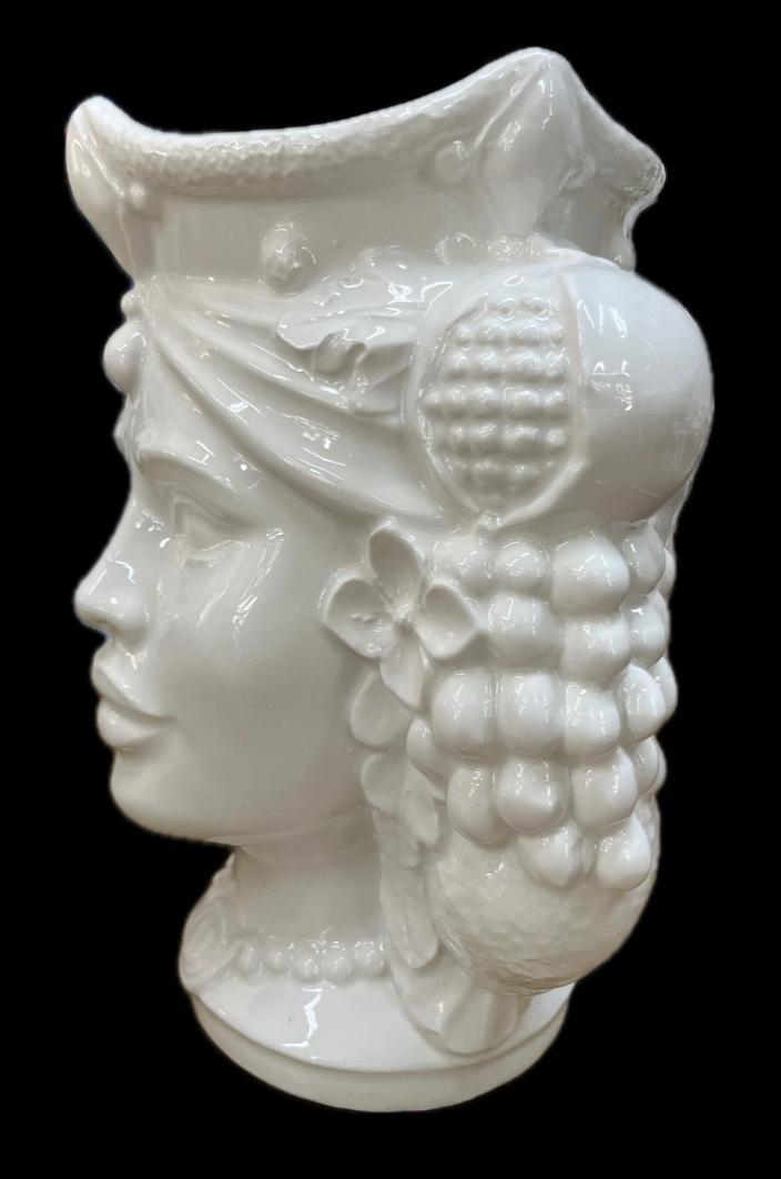 Teste di Moro con frutta e fichi d'india moderne bianche monocolore in ceramica siciliana Produzione artigianale di Caltagirone h.25cm