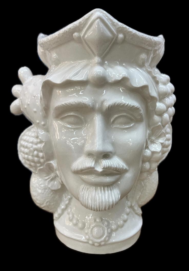 Teste di Moro con frutta e fichi d'india moderne bianche monocolore in ceramica siciliana Produzione artigianale di Caltagirone h.25cm
