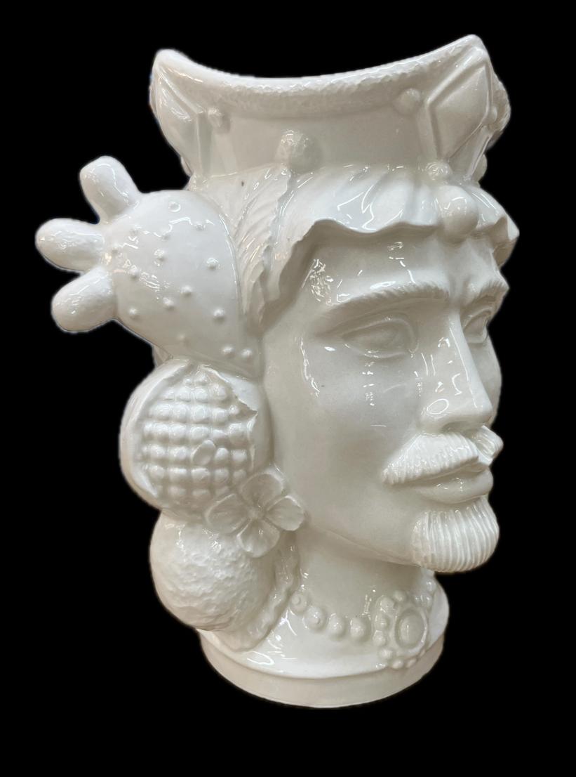 Teste di Moro con frutta e fichi d'india moderne bianche monocolore in ceramica siciliana Produzione artigianale di Caltagirone h.25cm