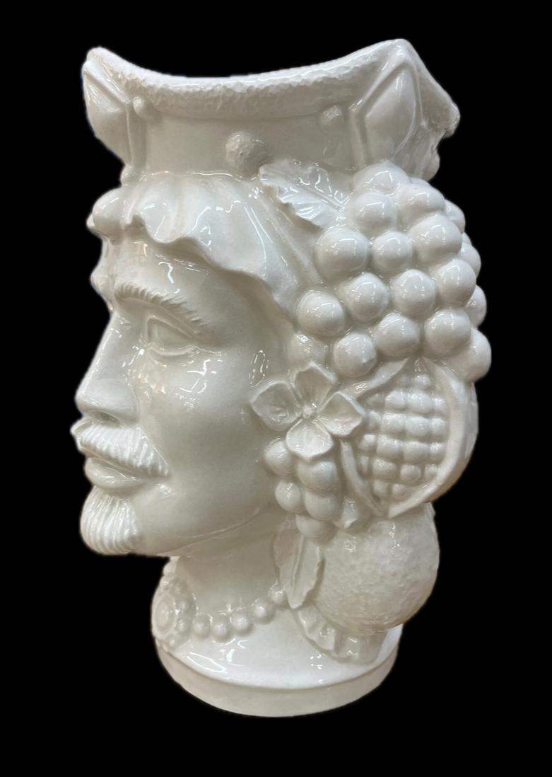 Teste di Moro con frutta e fichi d'india moderne bianche monocolore in ceramica siciliana Produzione artigianale di Caltagirone h.25cm