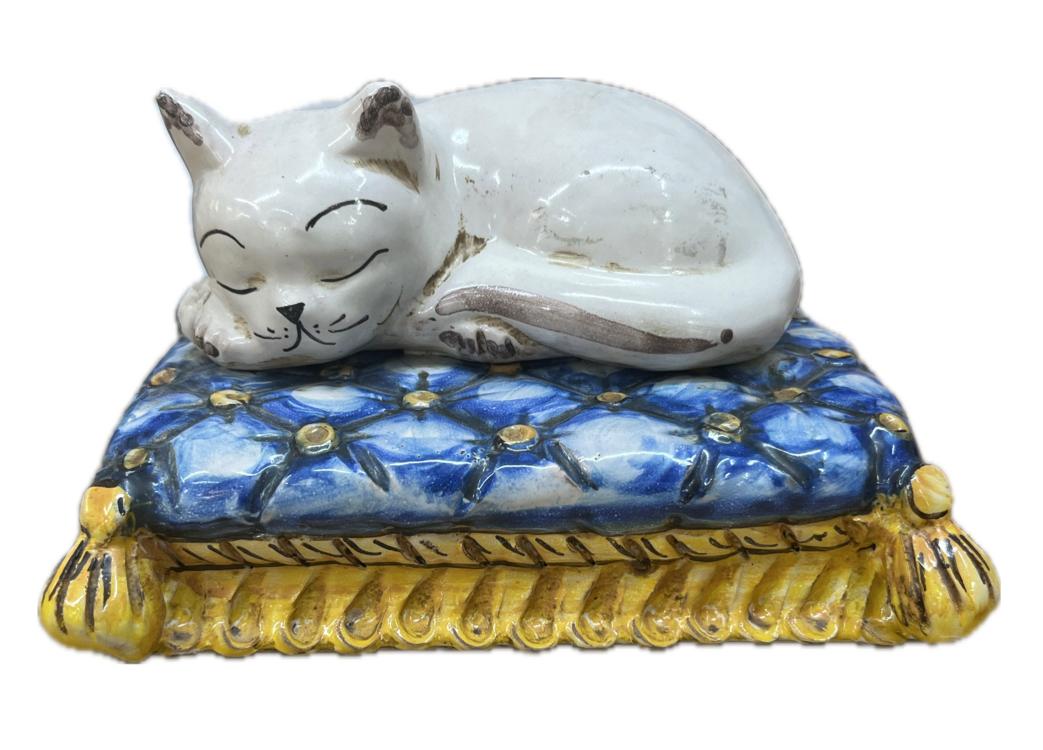 Gatto in ceramica su cuscino Produzione artigianale di Caltagirone lunghezza 20cm