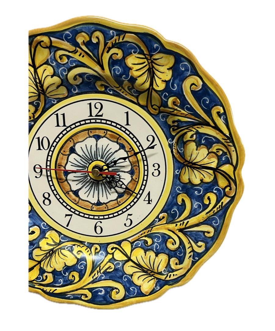 Orologio smerlato da parete in ceramica siciliana decoro valentino giallo fondo blu Produzione artigianale di Santo Stefano di Camastra Diametro 25cm