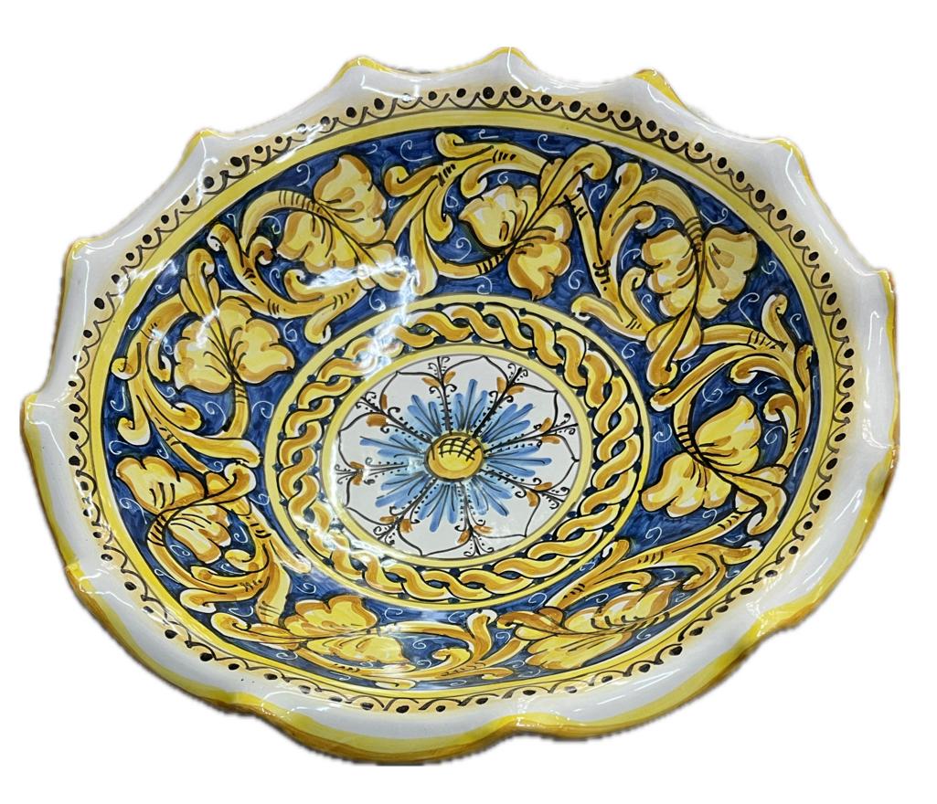 Centrotavola smerlato decoro barocco Produzione artigianale di Santo Stefano di Camastra Diametro 37cm