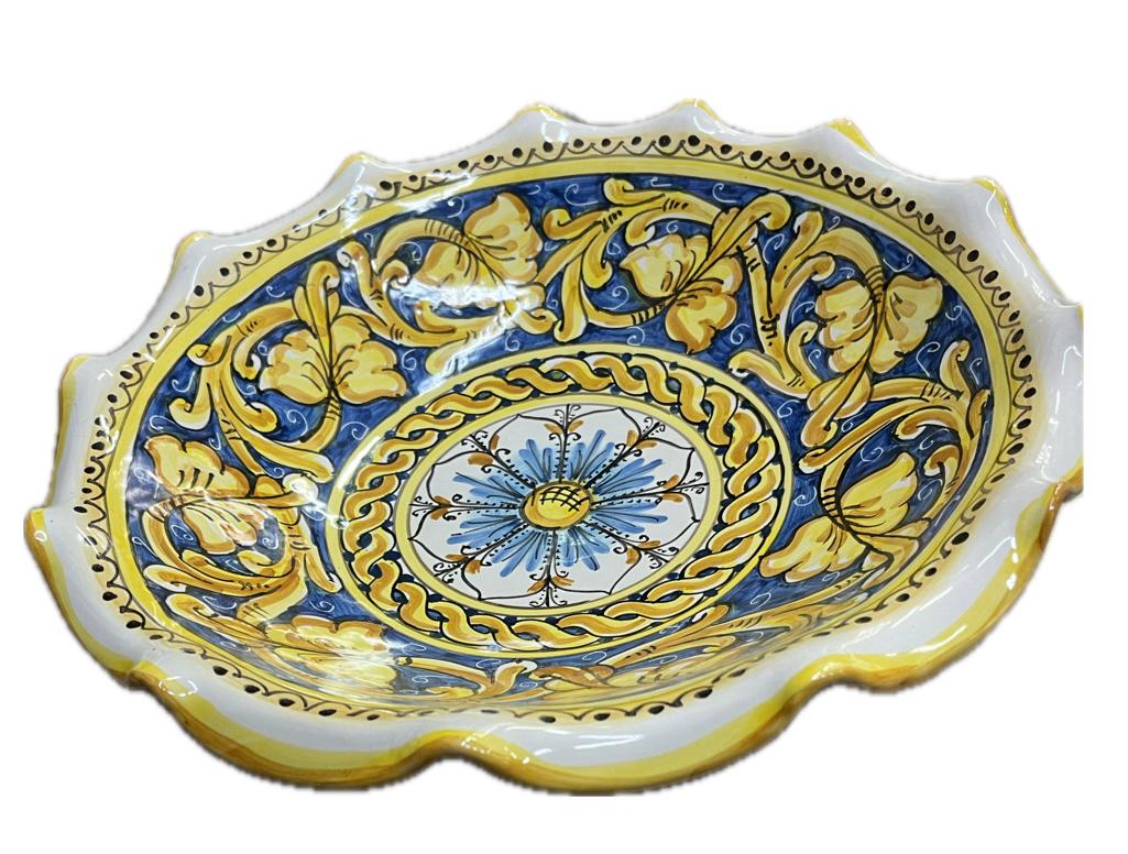 Centrotavola smerlato decoro barocco Produzione artigianale di Santo Stefano di Camastra Diametro 37cm