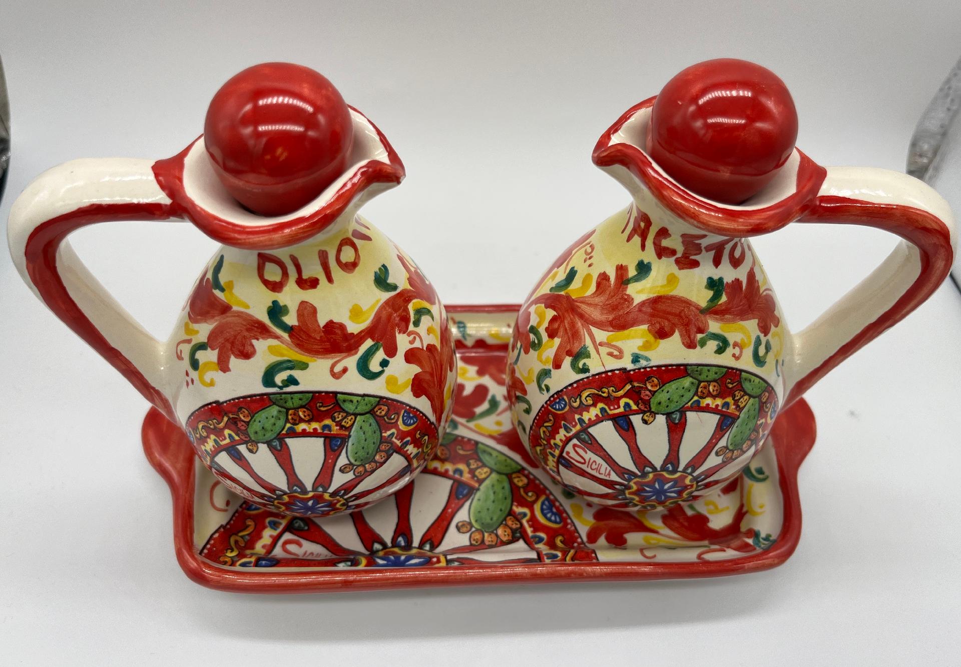 Set olio e aceto con vassoio decoro rosso con carretto siciliano in ceramica siciliana Produzione artigianale Santo Stefano di Camastra h.18cm