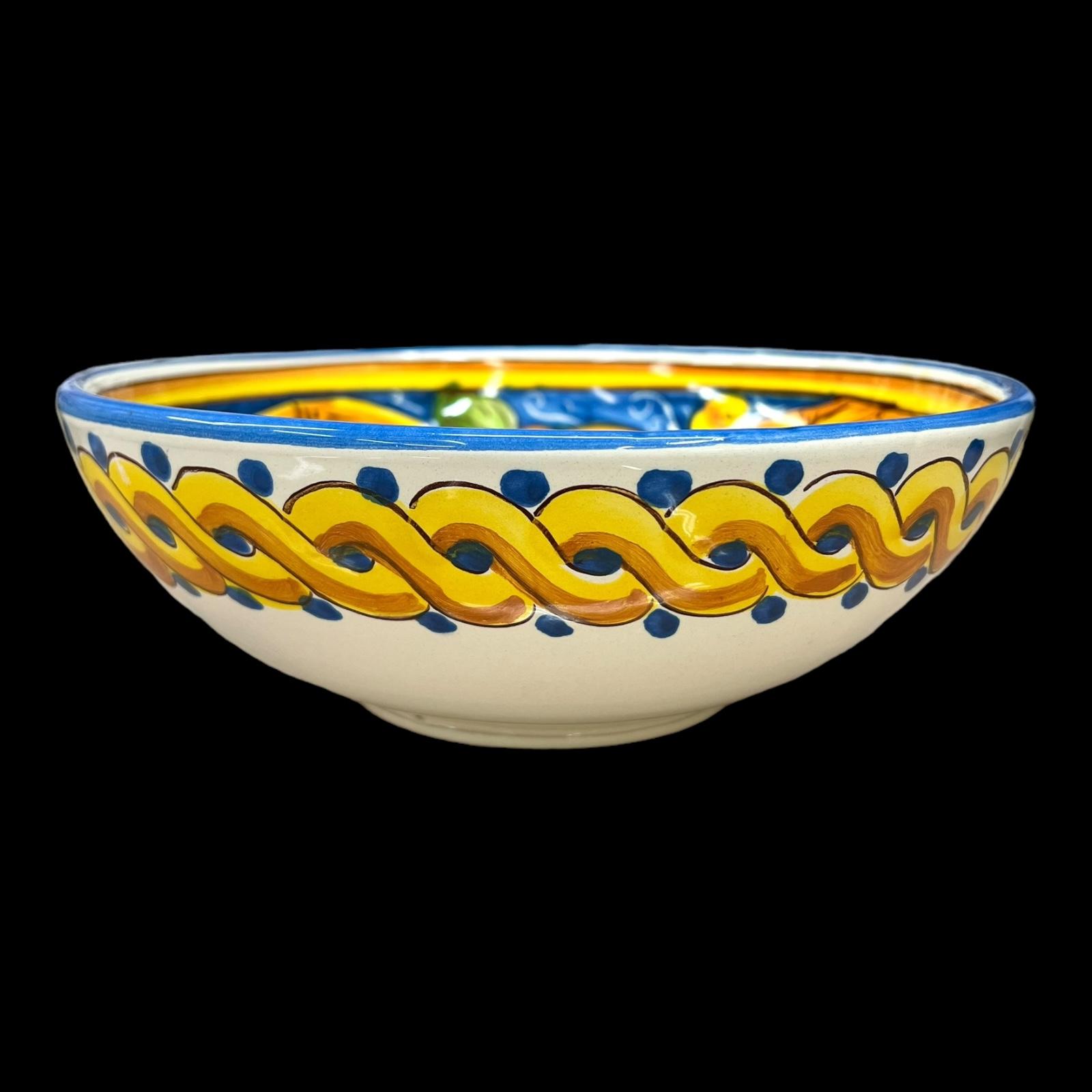 Ciotola centrotavola in ceramica siciliana con limoni decoro blu e giallo barocco Produzione artigianale di Santo Stefano di Camastra Diametro 30cm
