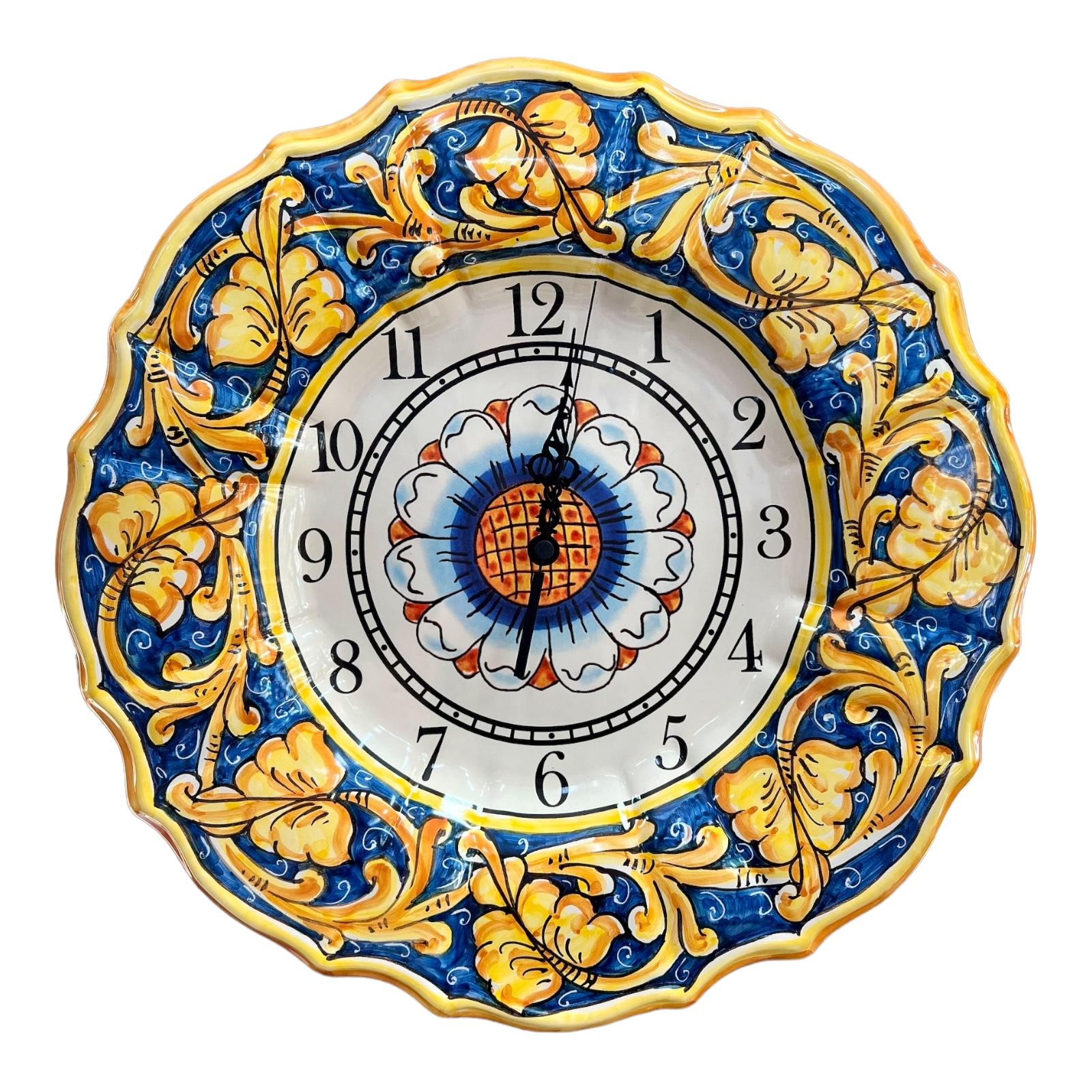 Orologio da parete in ceramica siciliana smerlato decoro barocco blu e giallo Produzione artigianale di Santo Stefano di Camastra diametro 45cm