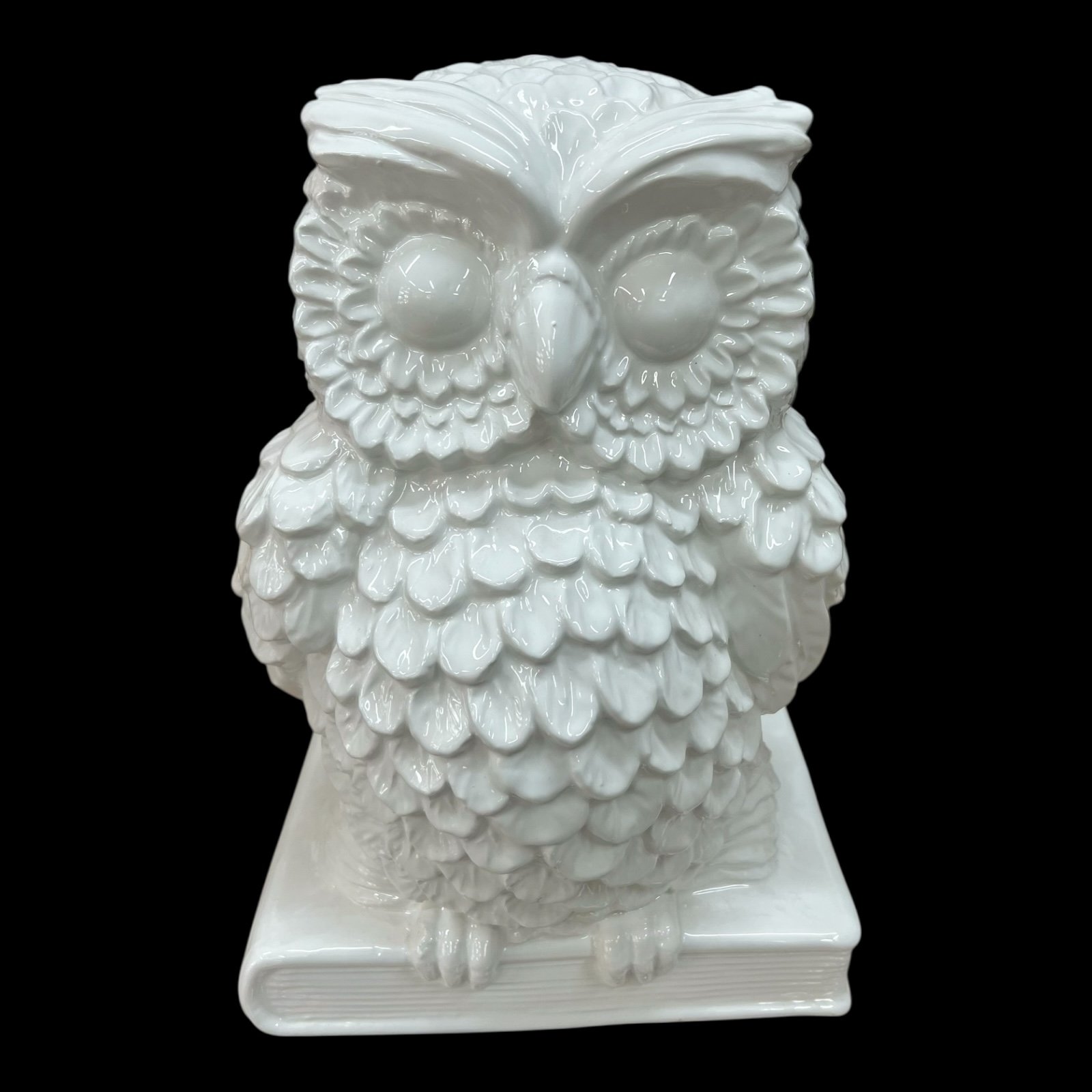Gufo su libro in ceramica siciliana monocolore bianco lucido Produzione artigianale di Caltagirone h.30cm