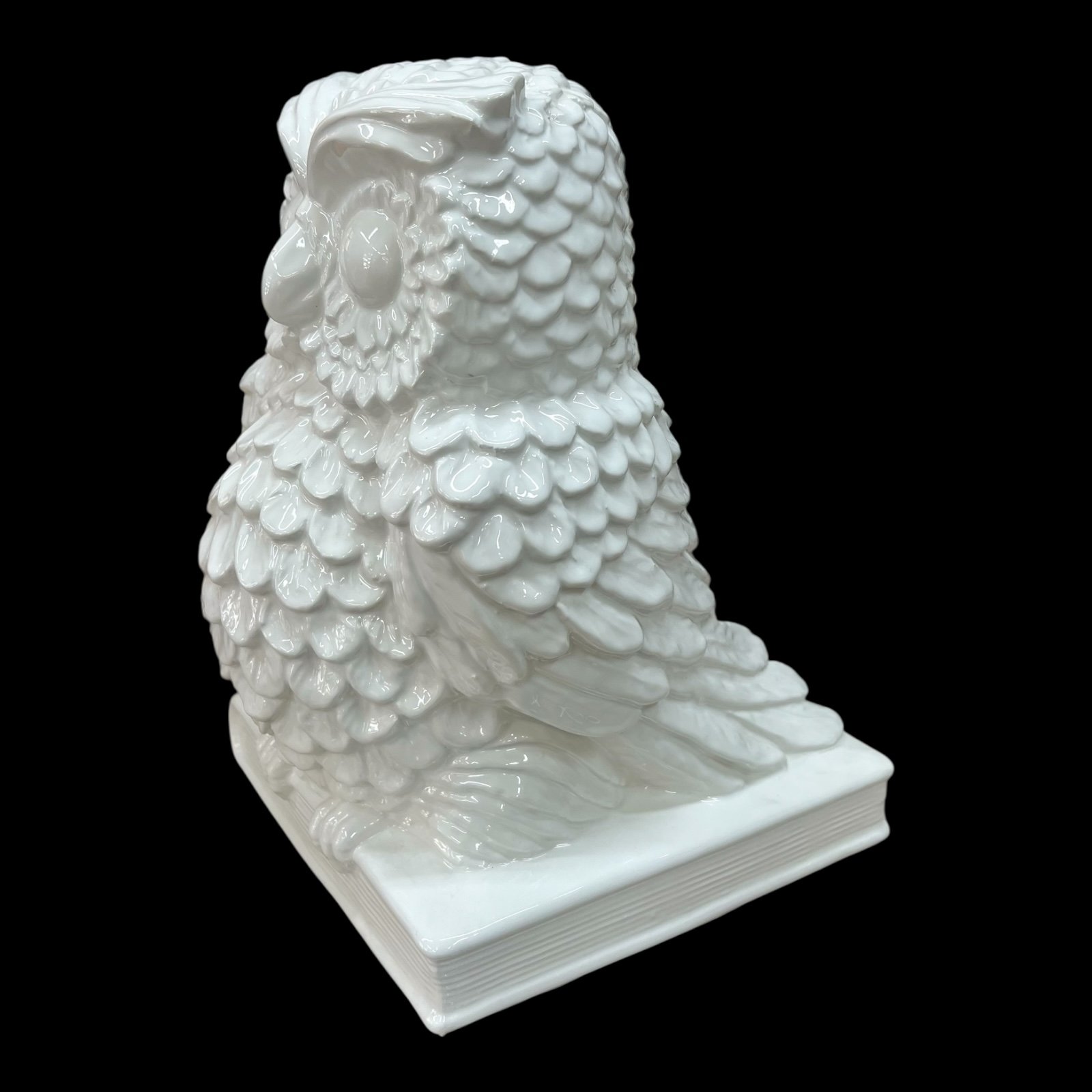 Gufo su libro in ceramica siciliana monocolore bianco lucido Produzione artigianale di Caltagirone h.30cm