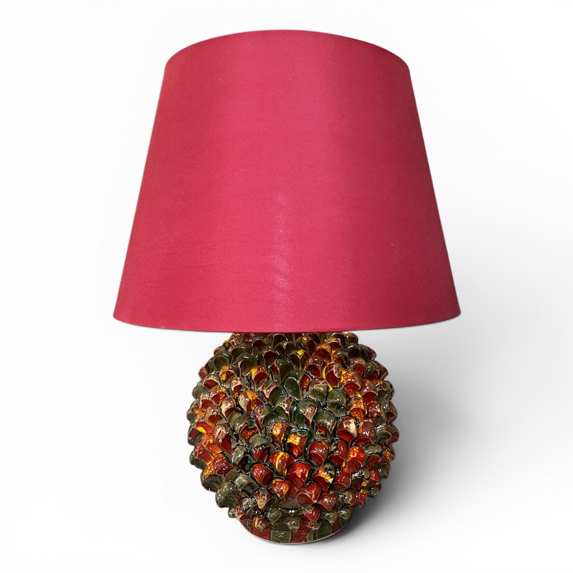 Lume sfera pigna decoro rosso e mattone effetto lava in ceramica siciliana Produzione artigianale di Santo Stefano di Camastra h.45cm