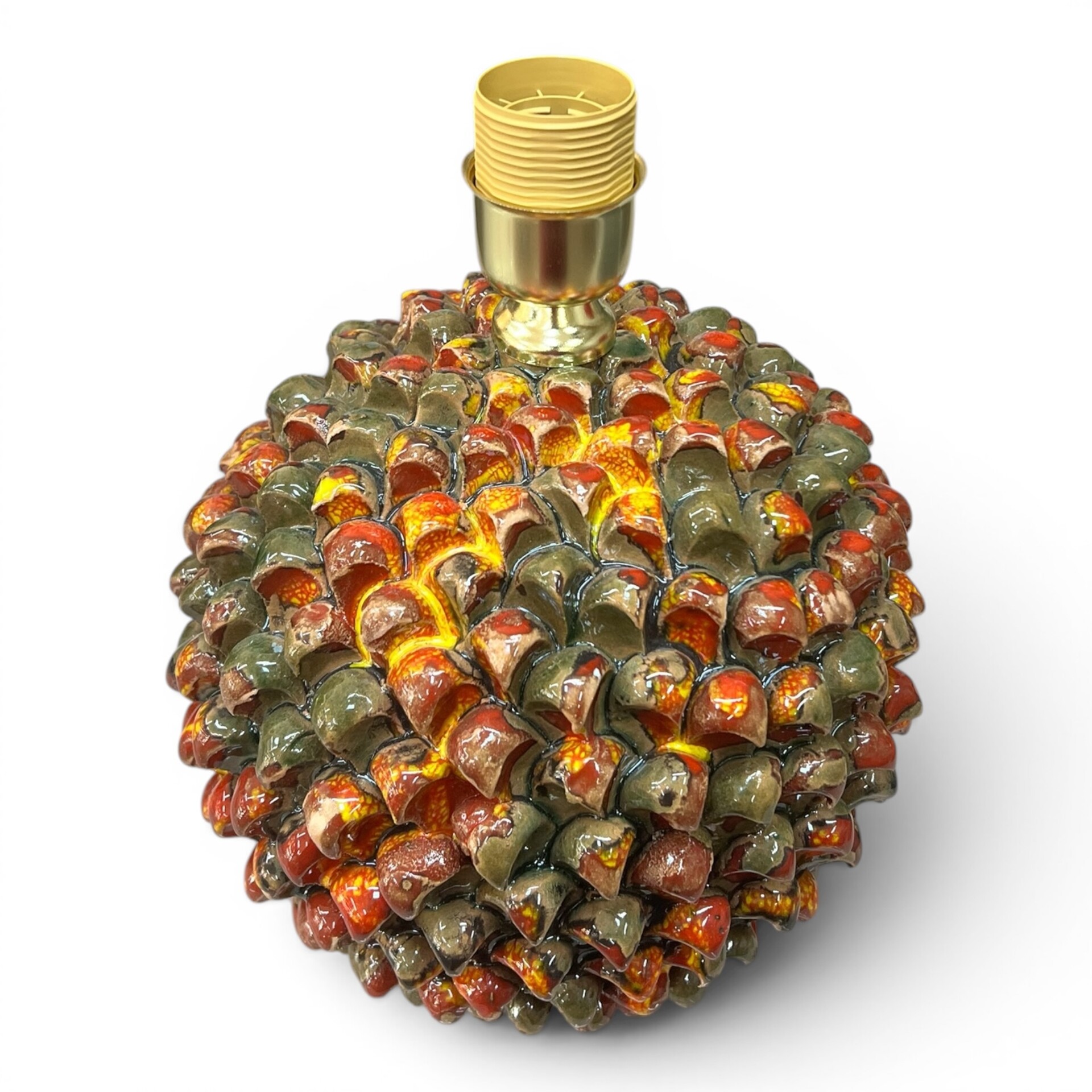 Lume sfera pigna decoro rosso e mattone effetto lava in ceramica siciliana Produzione artigianale di Santo Stefano di Camastra h.45cm