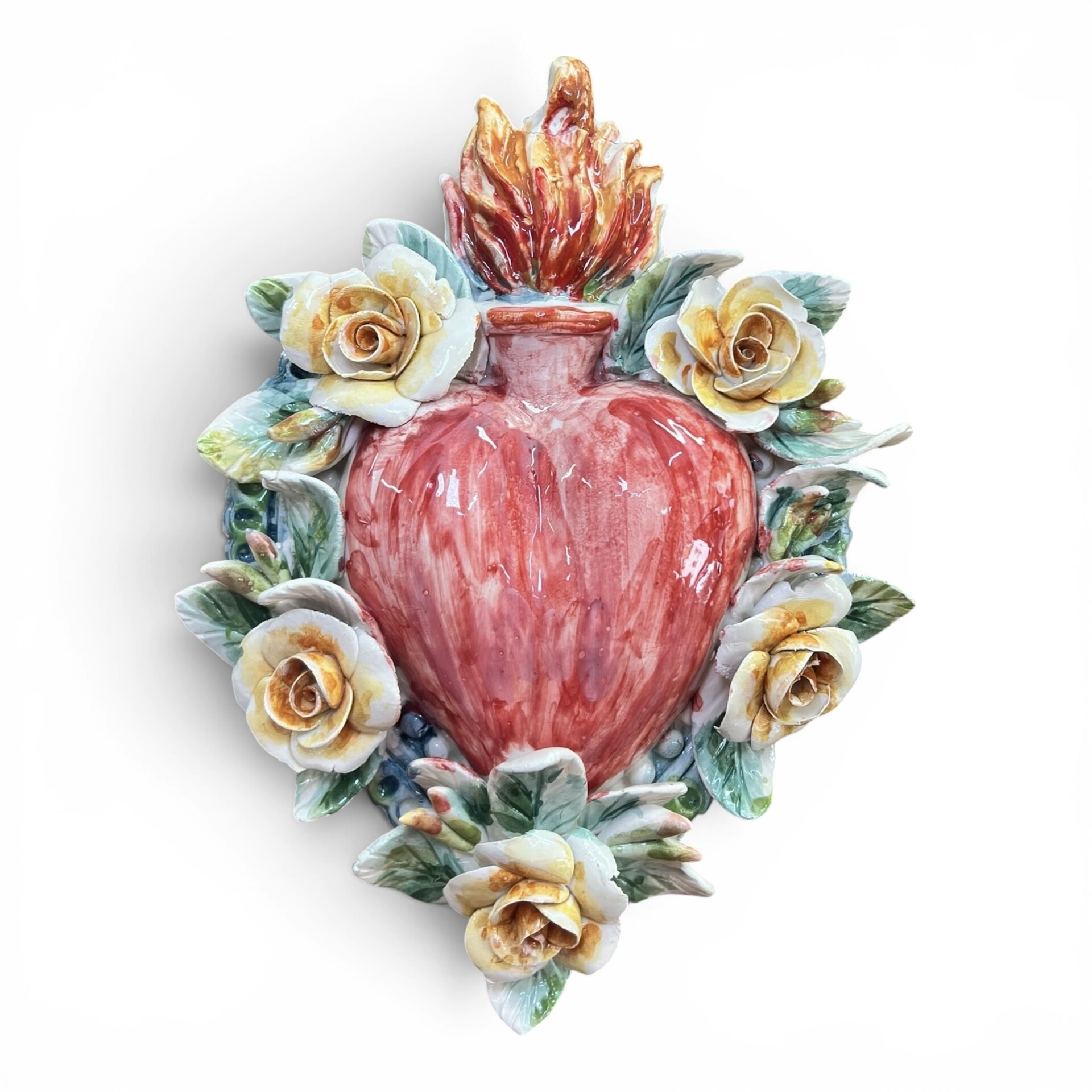 Cuore Sacro Ex Voto da parete decoro rosso chiaro con rose gialle e bianche in ceramica siciliana Produzione artigianale di Palermo h.27cm