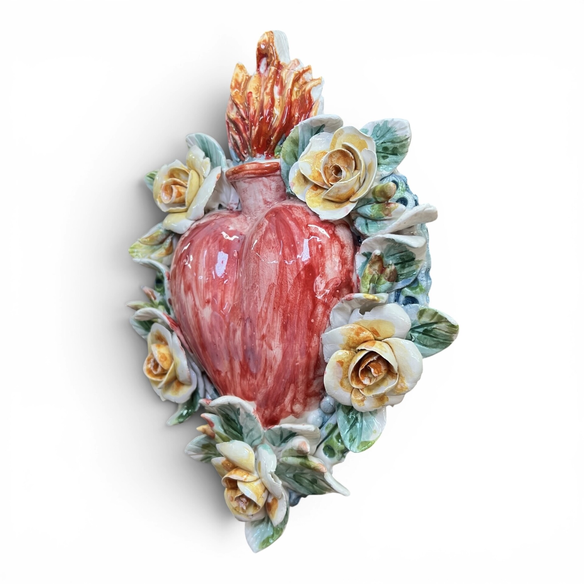 Cuore Sacro Ex Voto da parete decoro rosso chiaro con rose gialle e bianche in ceramica siciliana Produzione artigianale di Palermo h.27cm