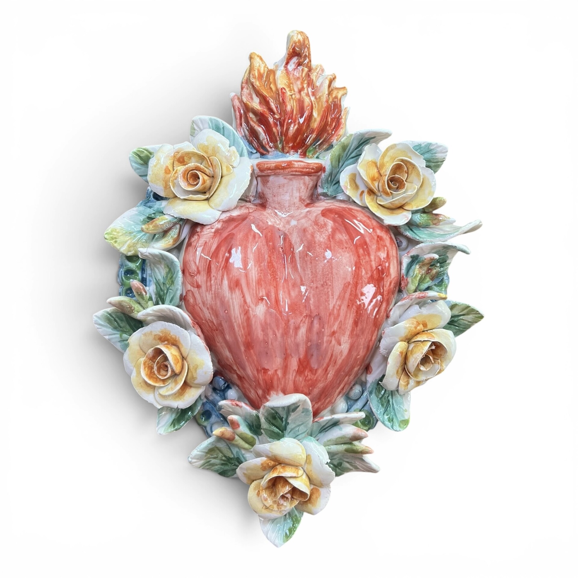 Cuore Sacro Ex Voto da parete decoro rosso chiaro con rose gialle e bianche in ceramica siciliana Produzione artigianale di Palermo h.27cm