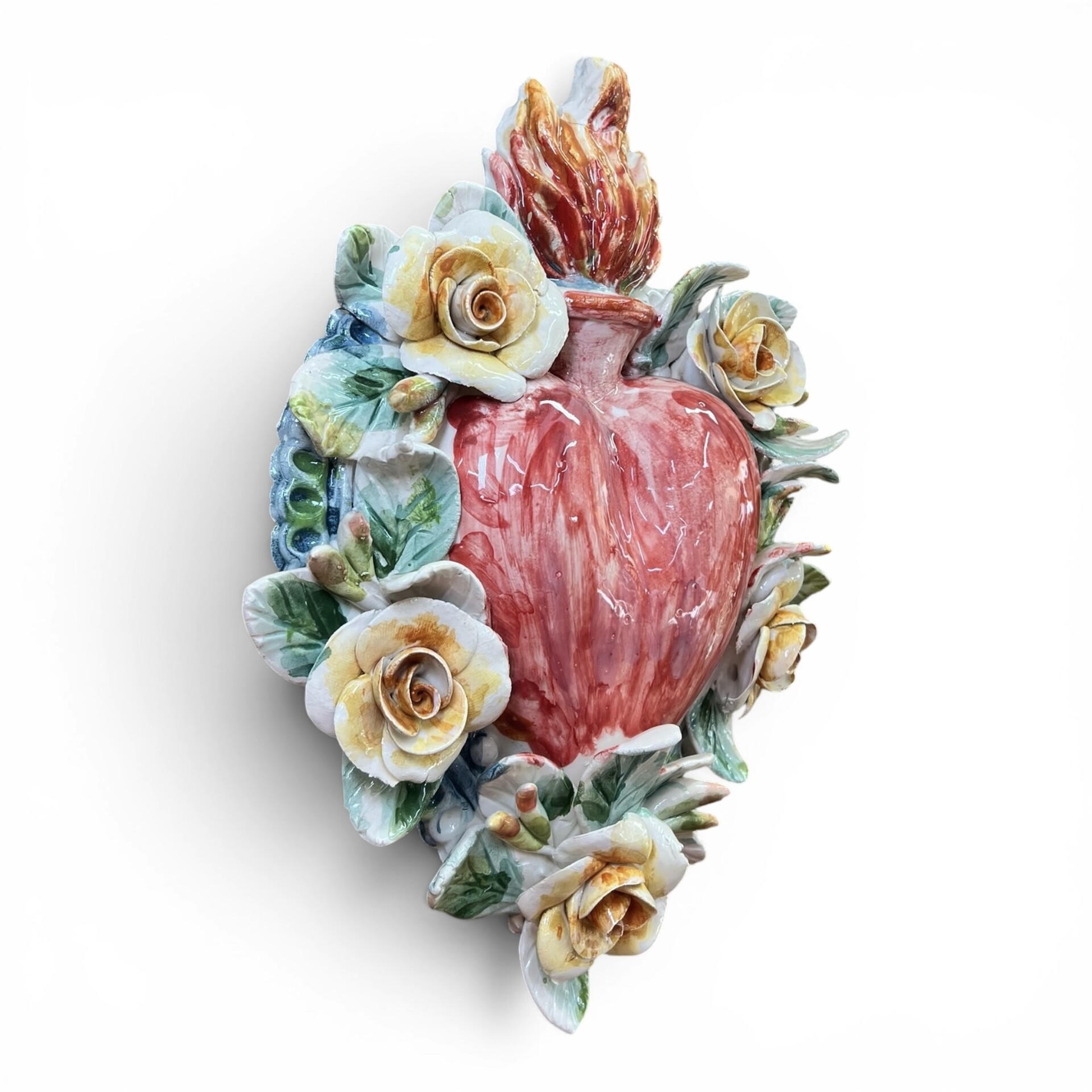 Cuore Sacro Ex Voto da parete decoro rosso chiaro con rose gialle e bianche in ceramica siciliana Produzione artigianale di Palermo h.27cm