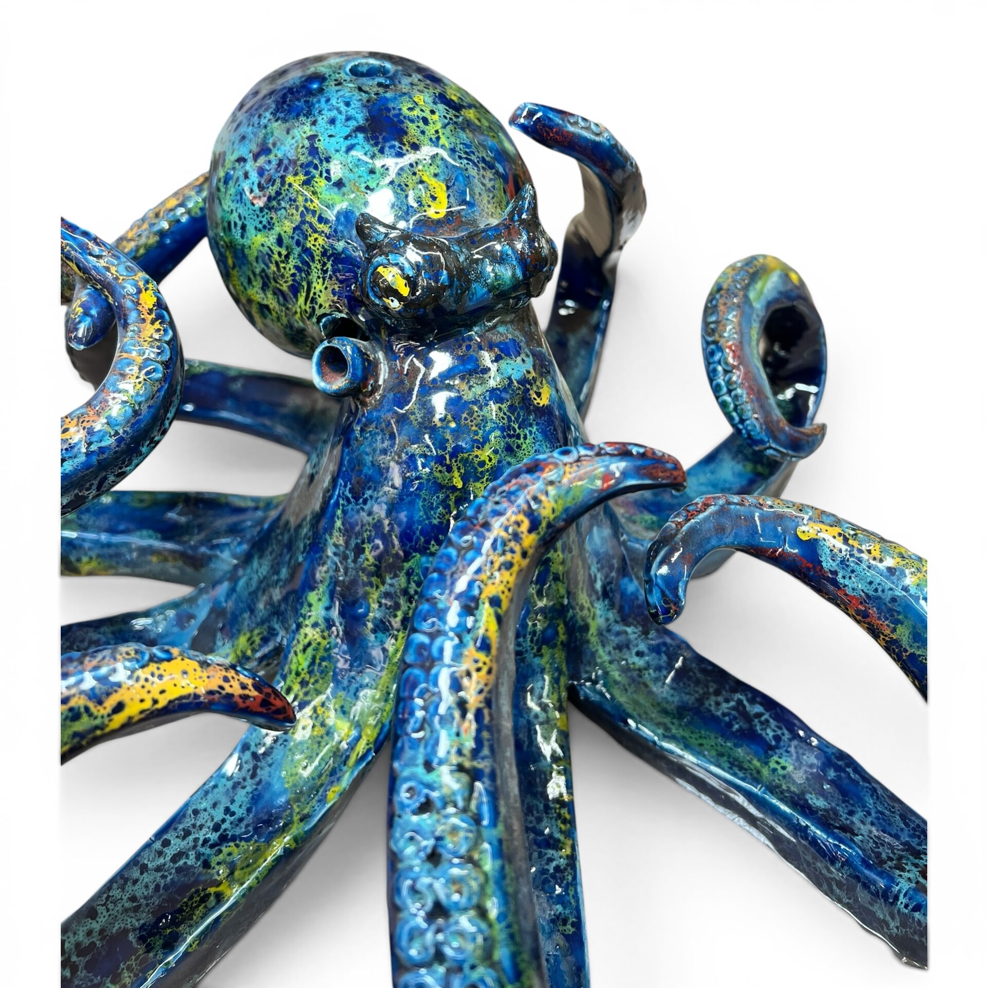 Scultura Polpo gigante decoro blu marino sfumature rosse e gialle in ceramica siciliana Produzione artigianale di Palermo lunghezza 40cm