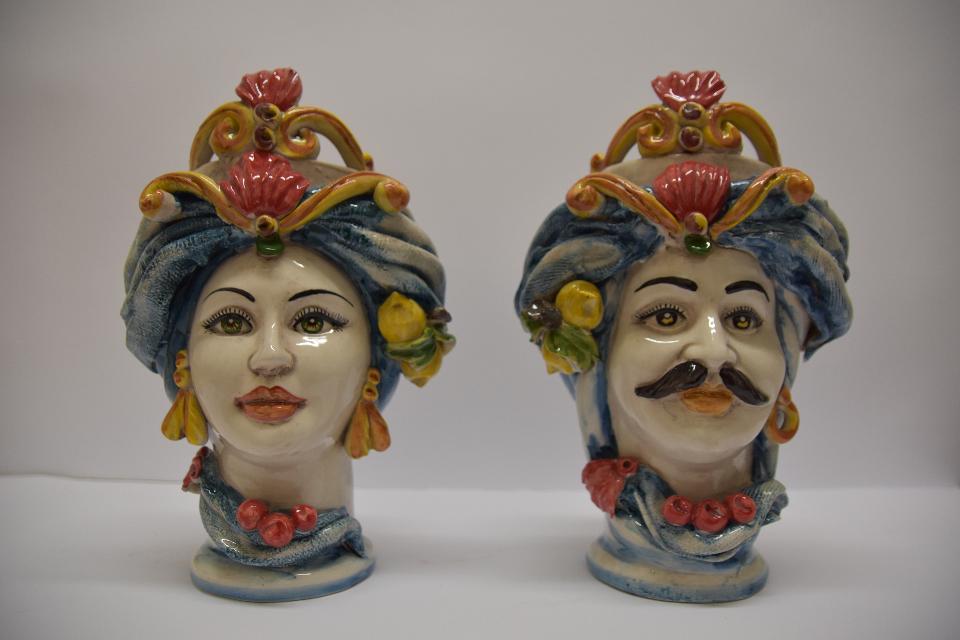 Coppia teste di moro con turbante e limoni Produzione artigianale  di Caltagirone h. 31 cm