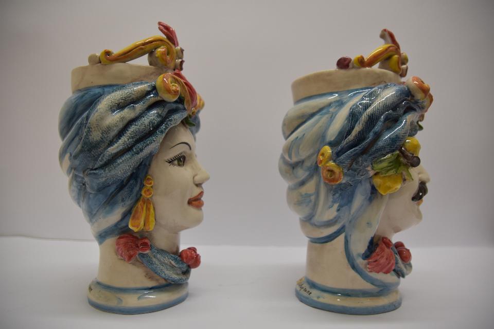 Coppia teste di moro con turbante e limoni Produzione artigianale  di Caltagirone h. 31 cm