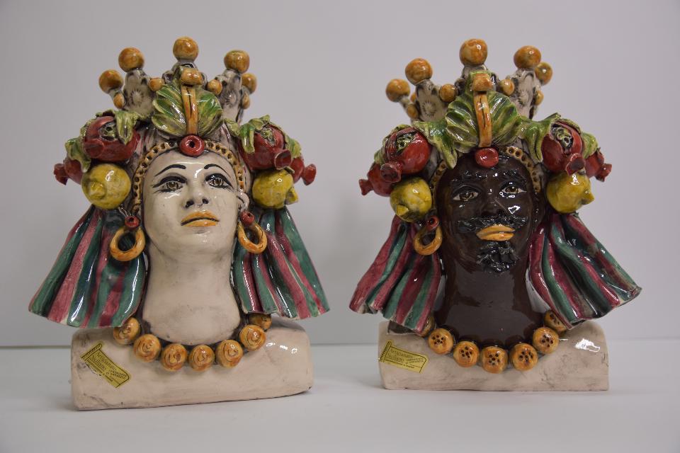 Coppia Teste di moro decoro frutta Produzione artigianale di Caltagirone  Mezzo busto h.25