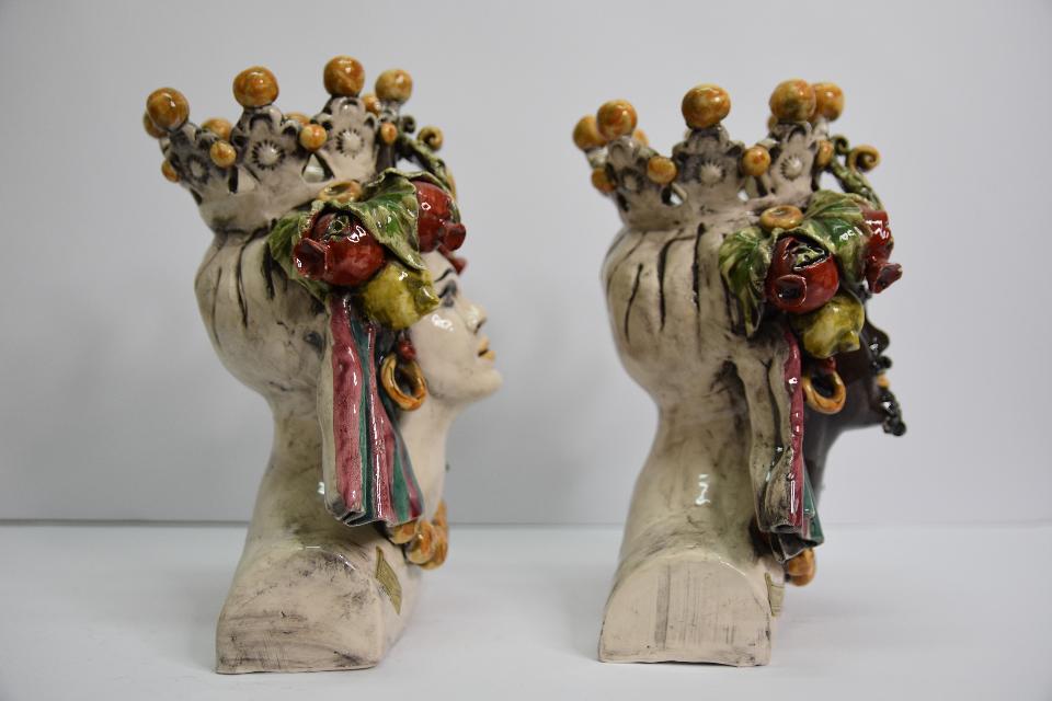 Coppia Teste di moro decoro frutta Produzione artigianale di Caltagirone  Mezzo busto h.25