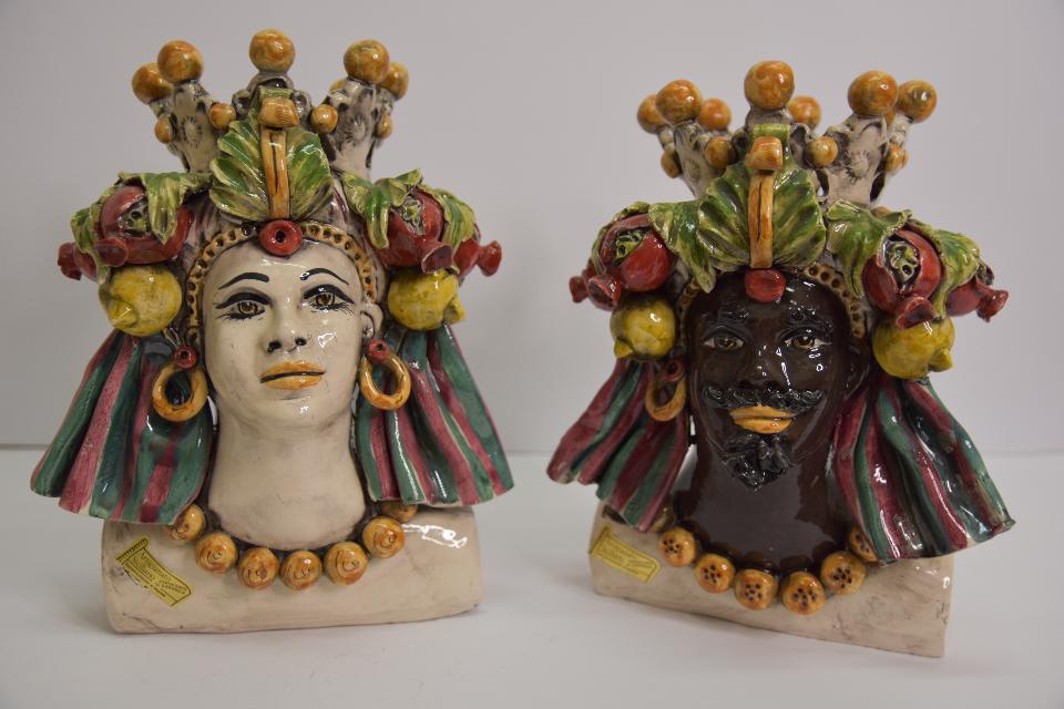Coppia Teste di moro decoro frutta Produzione artigianale di Caltagirone  Mezzo busto h.25