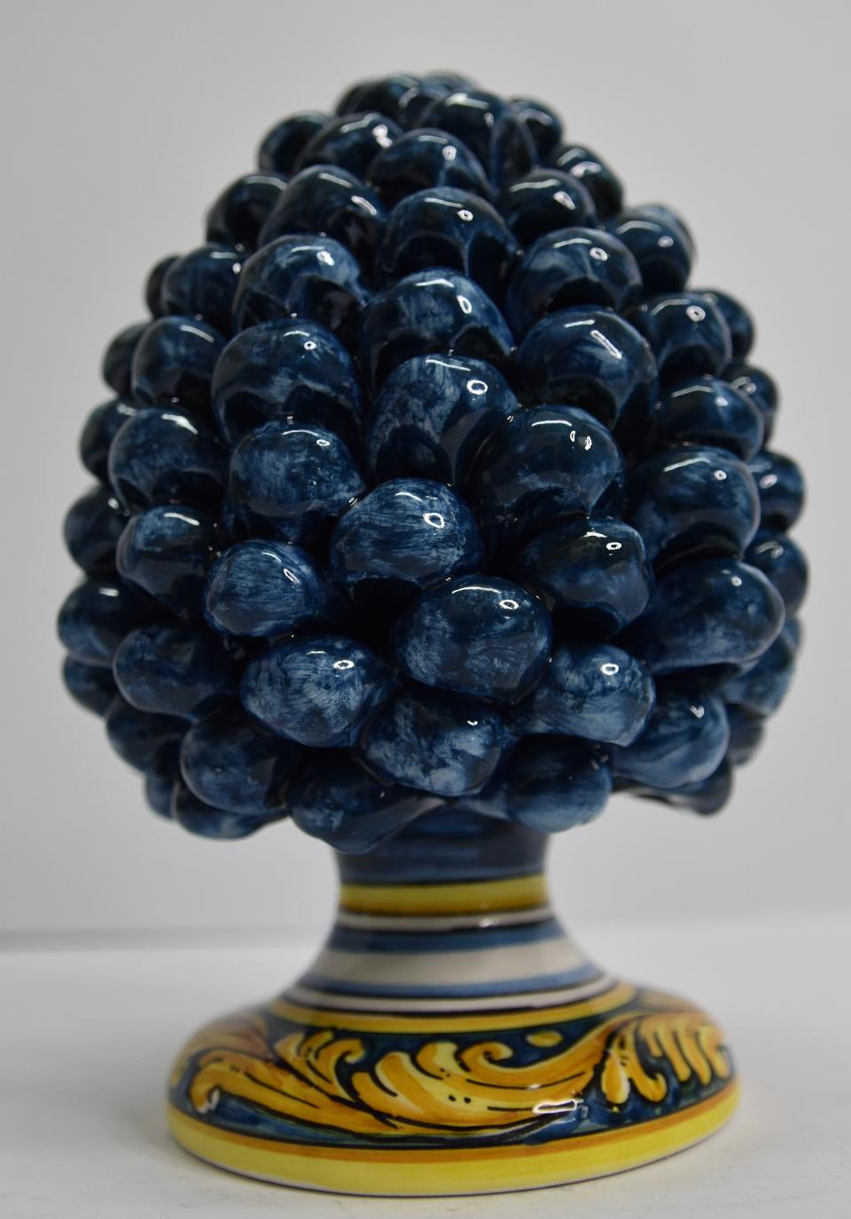 Pigna siciliana in ceramica blu antico h.20 cm Produzione artigianale di Caltagirone con base decorata