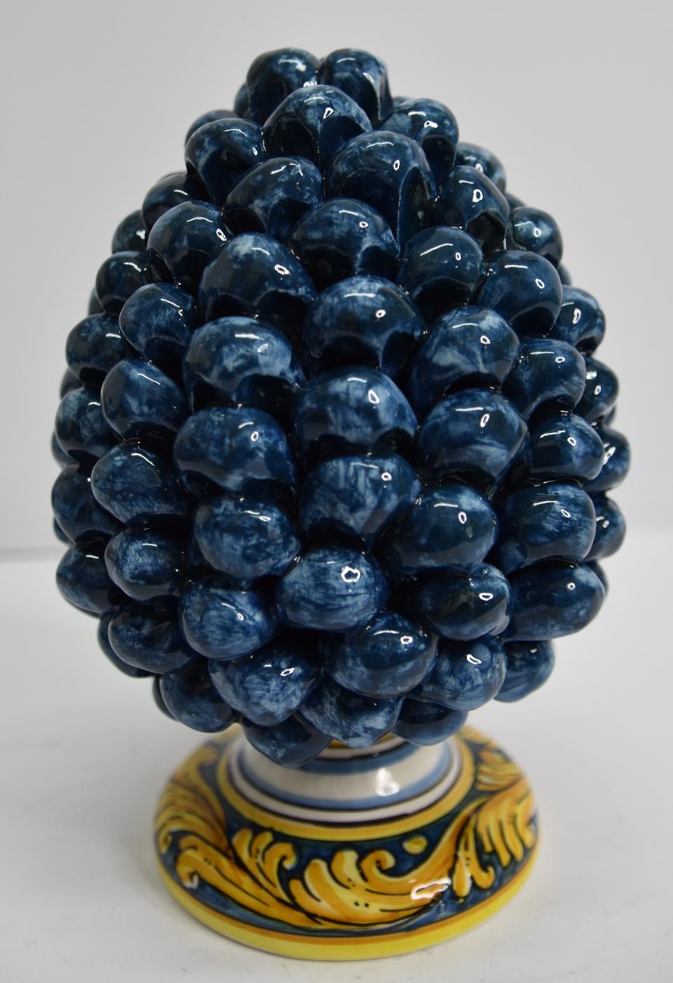 Pigna siciliana in ceramica blu antico h.20 cm Produzione artigianale di Caltagirone con base decorata