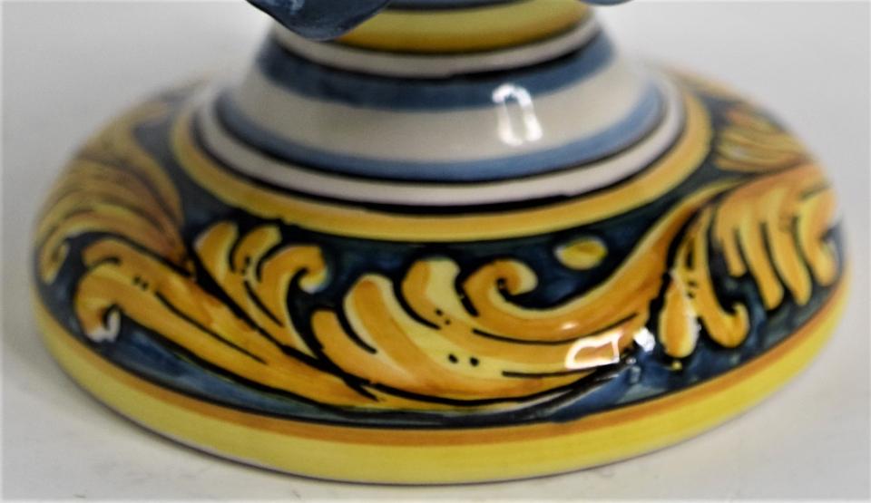 Pigna siciliana in ceramica blu antico h.20 cm Produzione artigianale di Caltagirone con base decorata