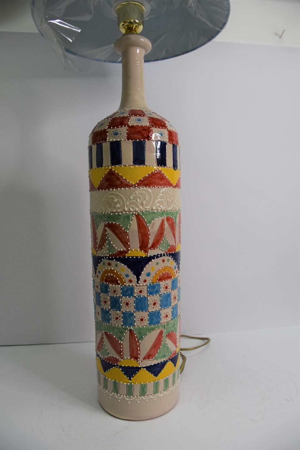 Lume in ceramica con decoro bianco in rilievo Produzione artigianale di Santo Stefano di Camastra h.75