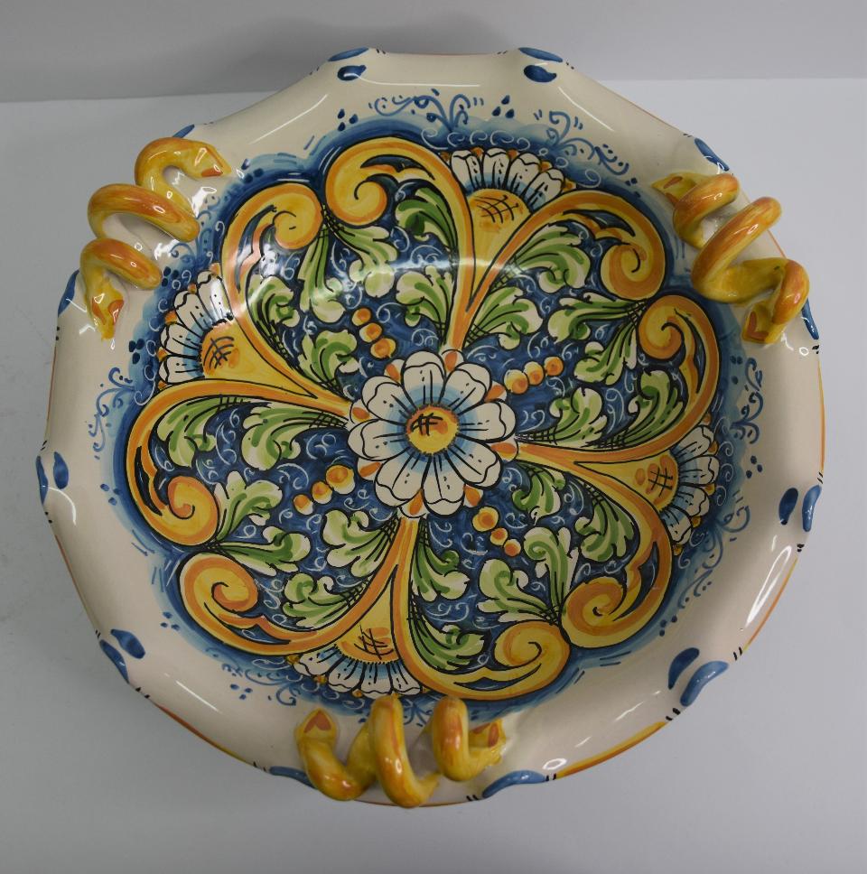 Centrotavola in ceramica smerlato con manici Produzione artigianale di Caltagirone  Diametro 40cm