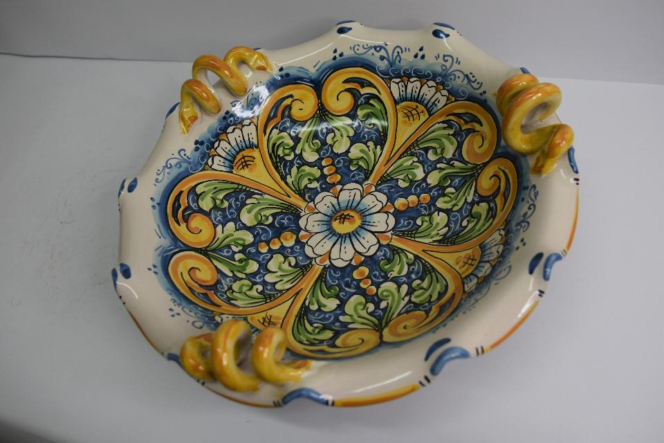 Centrotavola in ceramica smerlato con manici Produzione artigianale di Caltagirone  Diametro 40cm