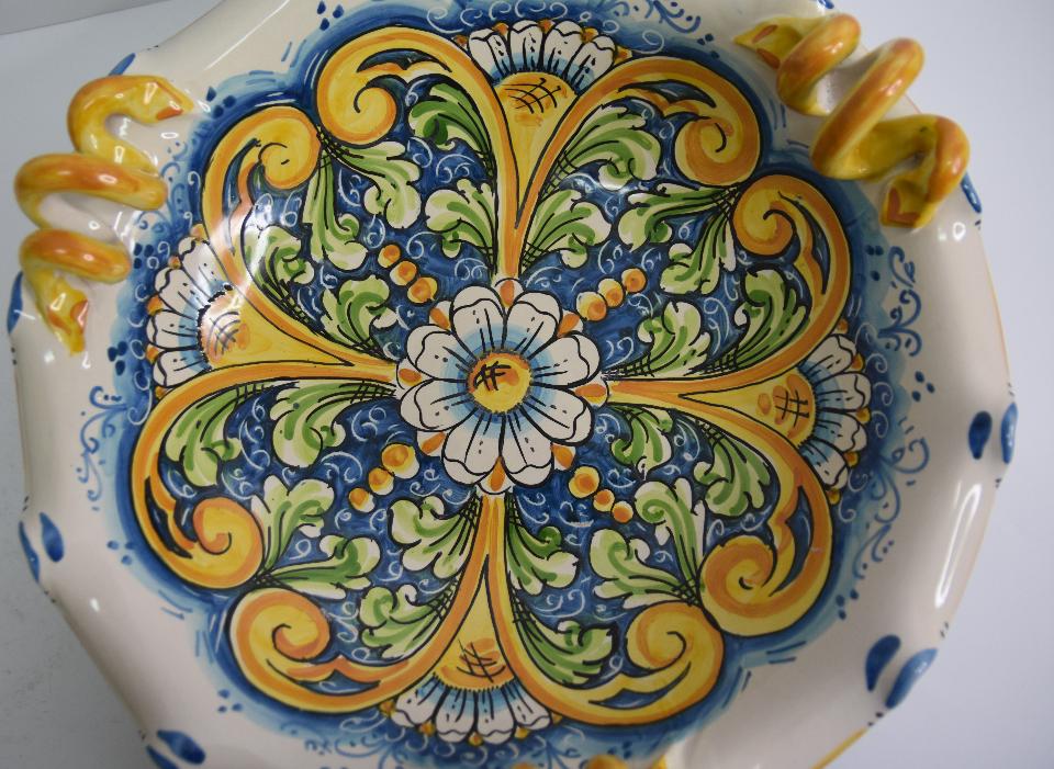 Centrotavola in ceramica smerlato con manici Produzione artigianale di Caltagirone  Diametro 40cm