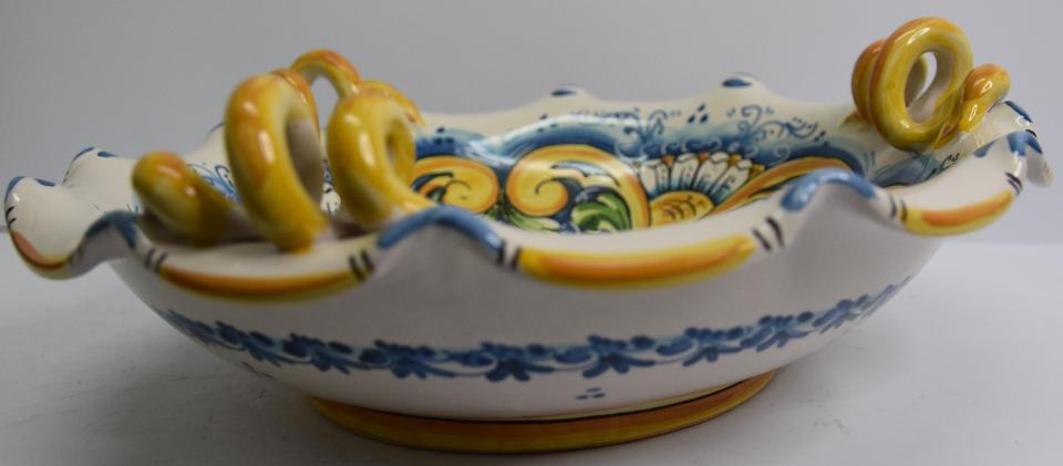 Centrotavola in ceramica smerlato con manici Produzione artigianale di Caltagirone  Diametro 40cm