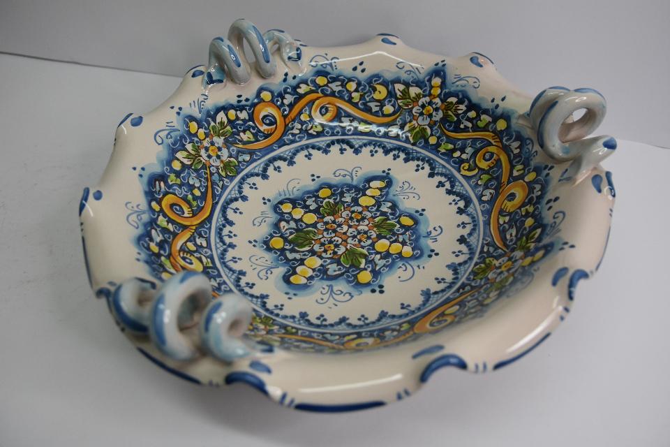 Centrotavola in ceramica smerlato con manici Produzione artigianale di Caltagirone  Diametro 40cm