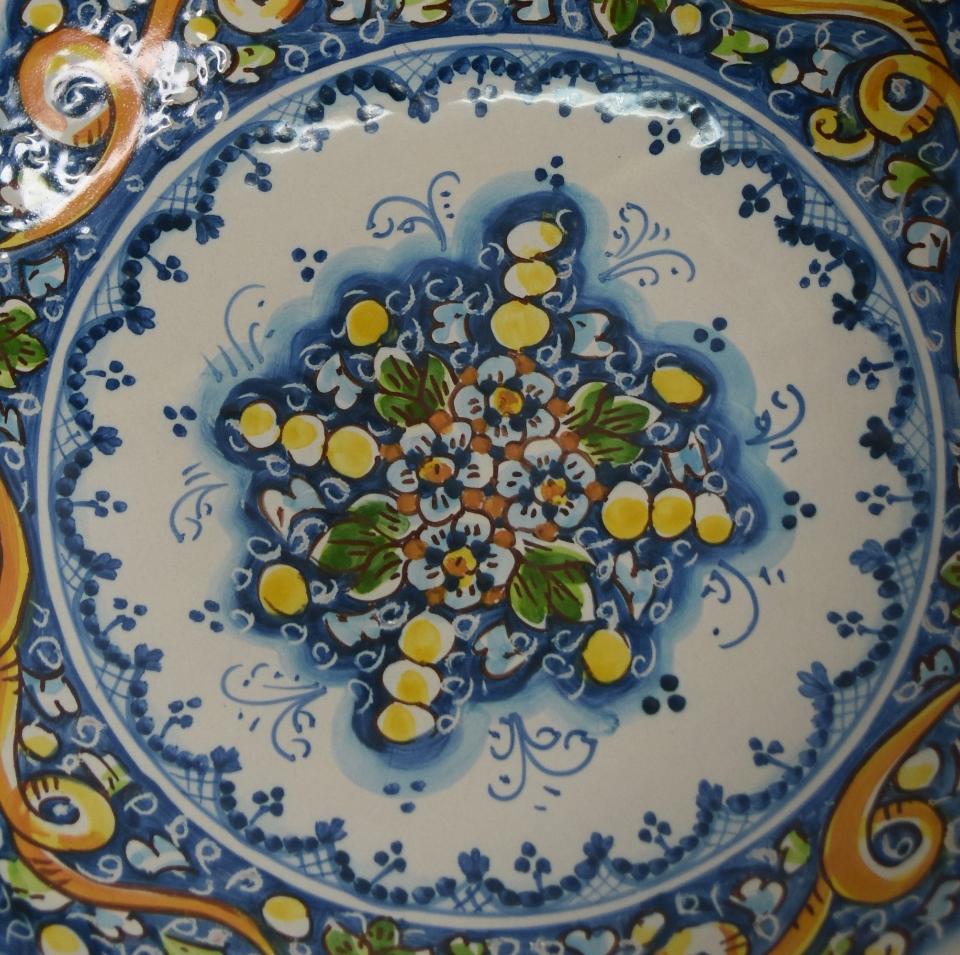 Centrotavola in ceramica smerlato con manici Produzione artigianale di Caltagirone  Diametro 40cm