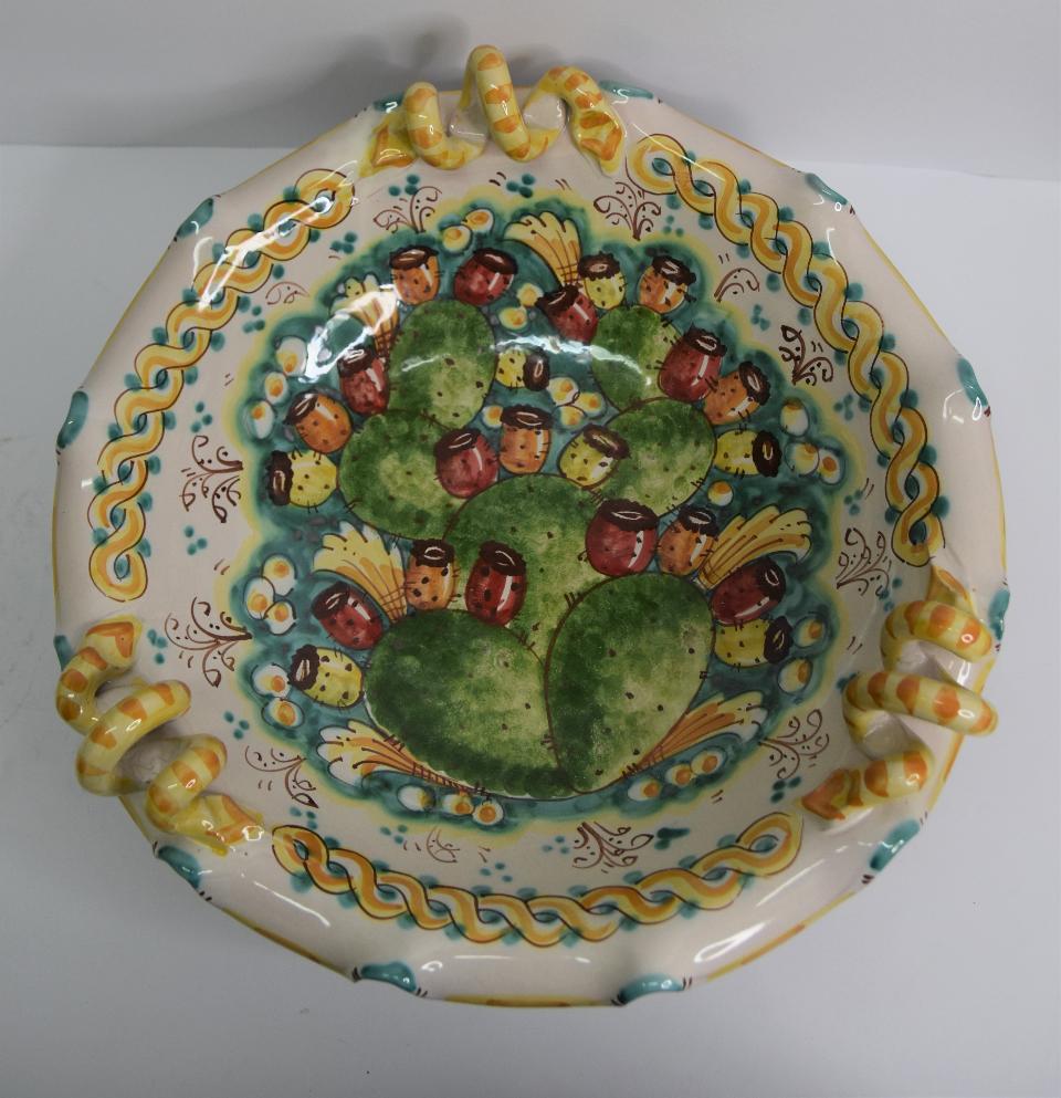 Centrotavola in ceramica smerlato con manici Produzione artigianale di Caltagirone  Diametro 40cm
