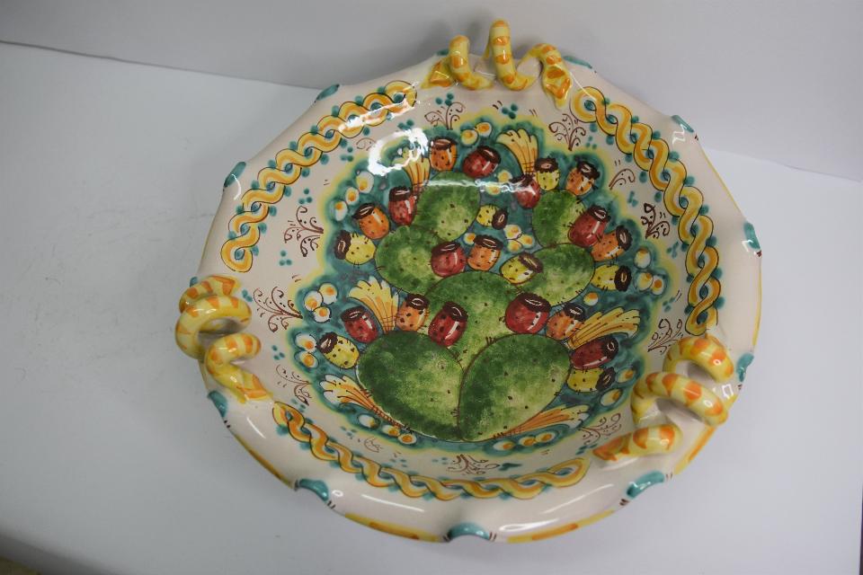 Centrotavola in ceramica smerlato con manici Produzione artigianale di Caltagirone  Diametro 40cm