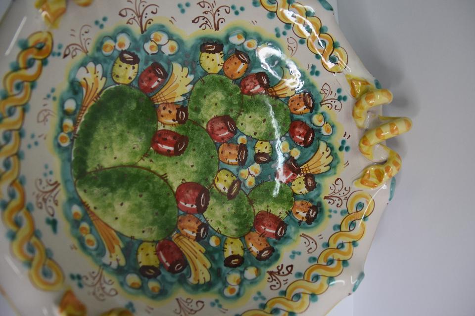 Centrotavola in ceramica smerlato con manici Produzione artigianale di Caltagirone  Diametro 40cm