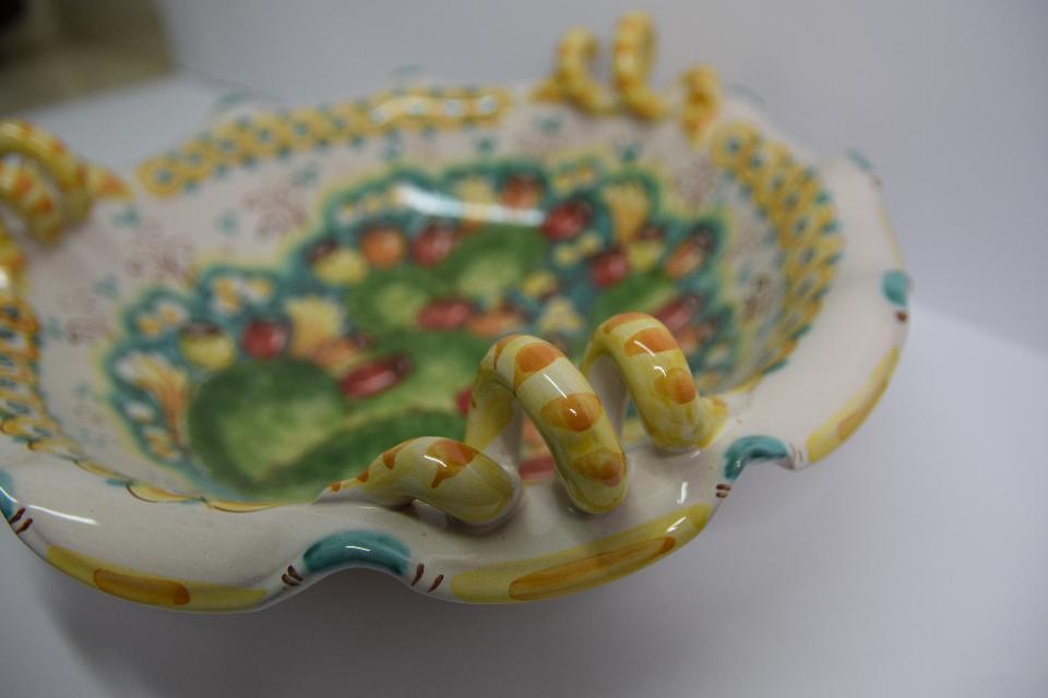 Centrotavola in ceramica smerlato con manici Produzione artigianale di Caltagirone  Diametro 40cm