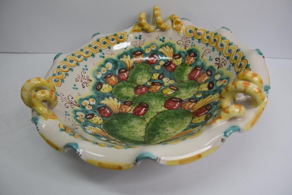Centrotavola in ceramica smerlato con manici Produzione artigianale di Caltagirone  Diametro 40cm