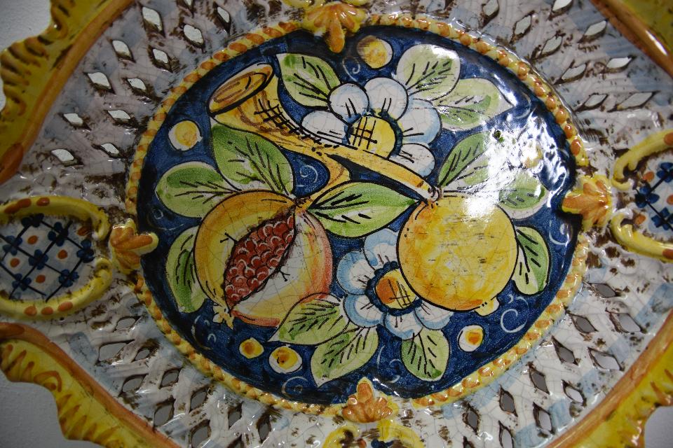 Piatto con limoni e melograni traforato in ceramica Produzione artigianale di Caltagirone  Lunghezza 45 cm