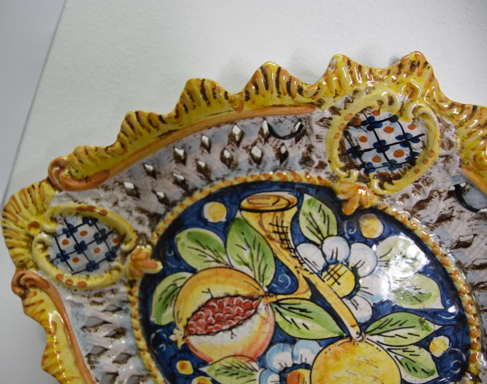 Piatto con limoni e melograni traforato in ceramica Produzione artigianale di Caltagirone  Lunghezza 45 cm
