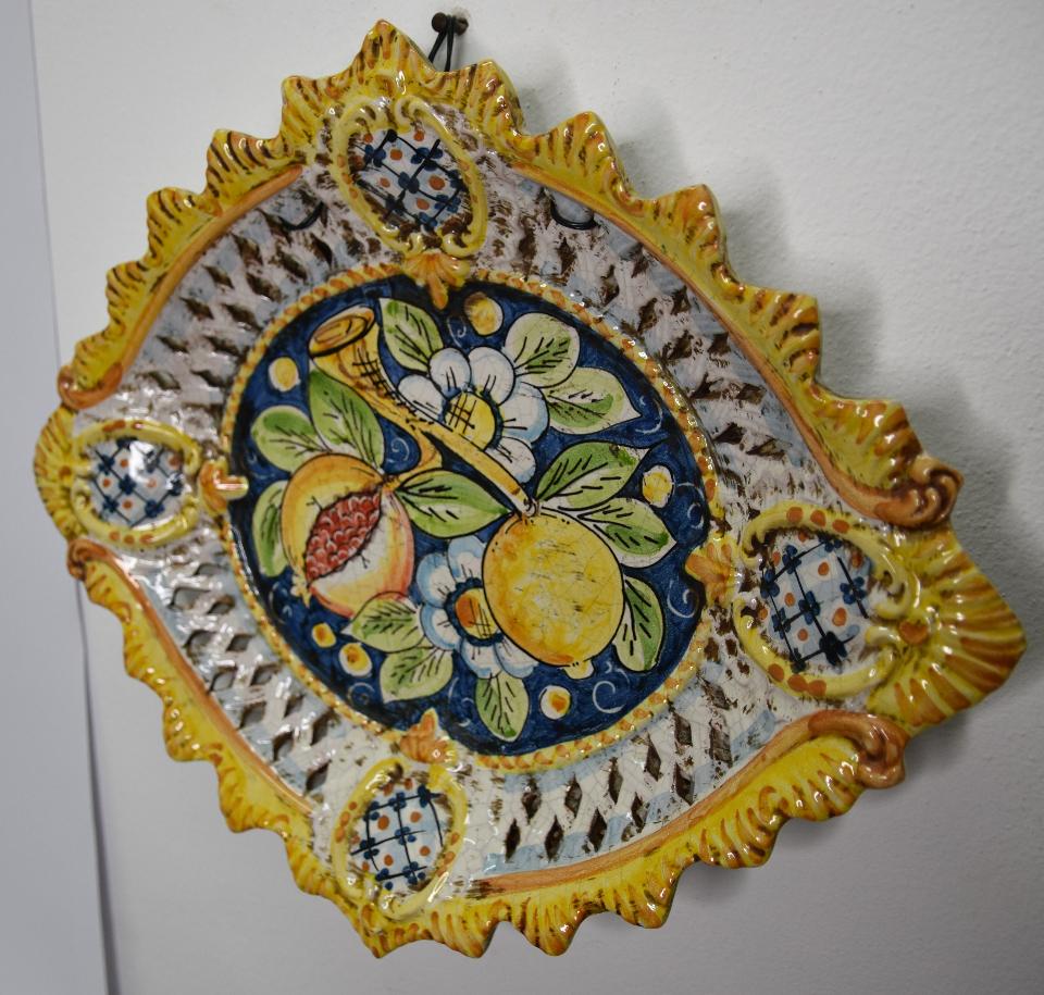 Piatto con limoni e melograni traforato in ceramica Produzione artigianale di Caltagirone  Lunghezza 45 cm