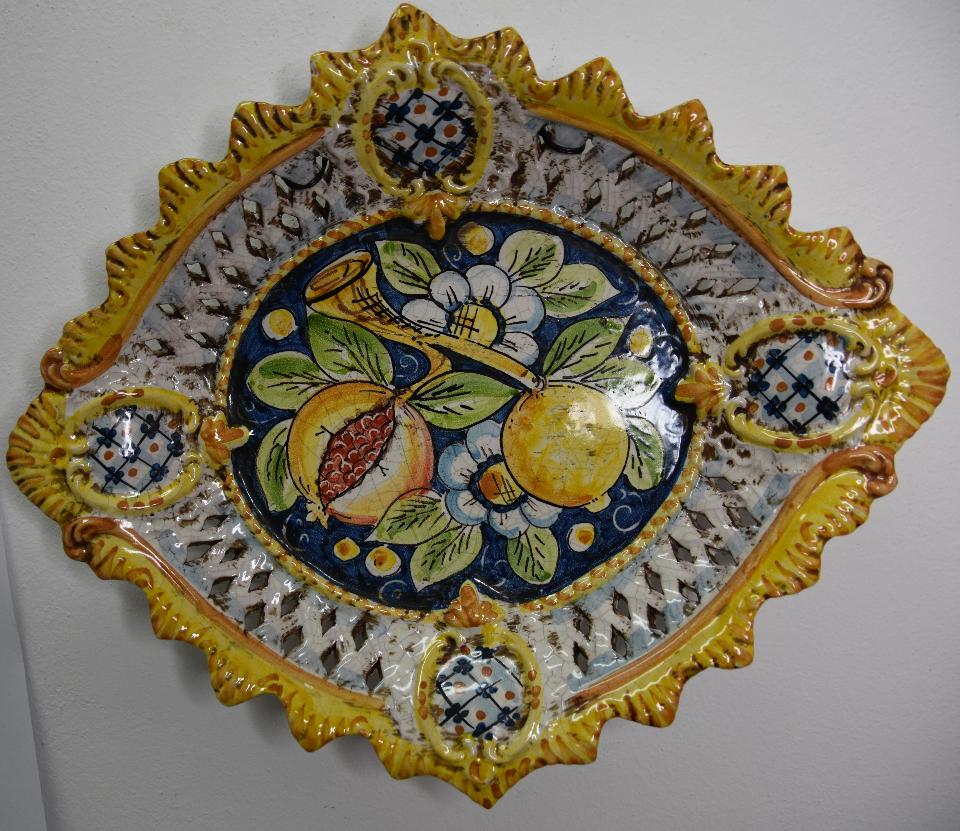 Piatto con limoni e melograni traforato in ceramica Produzione artigianale di Caltagirone  Lunghezza 45 cm