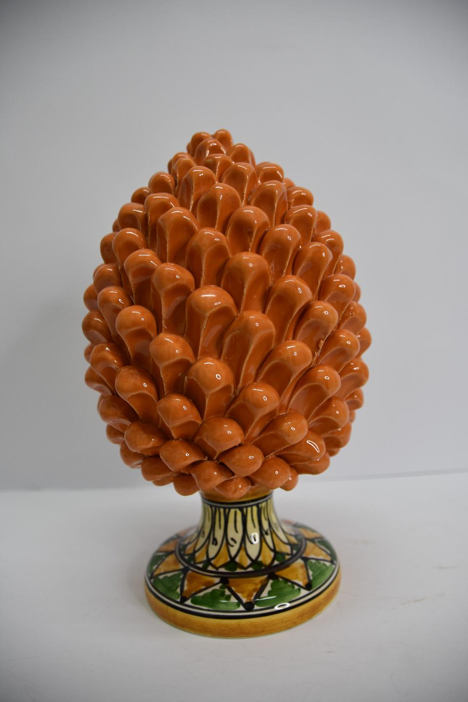 Pigna siciliana in ceramica con piede decorato Produzione artigianale di Caltagirone  h.30 cm