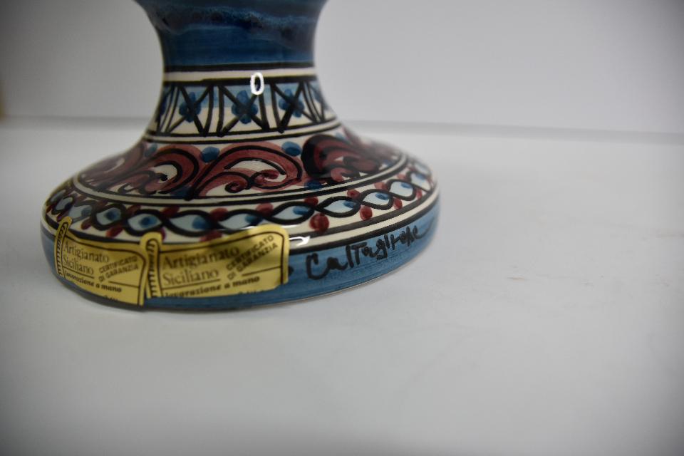 Pigna siciliana in ceramica blu antico con piede decorato Produzione artigianale di Caltagirone  h.30 cm