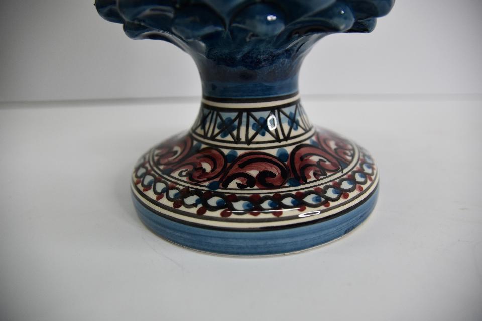 Pigna siciliana in ceramica blu antico con piede decorato Produzione artigianale di Caltagirone  h.30 cm