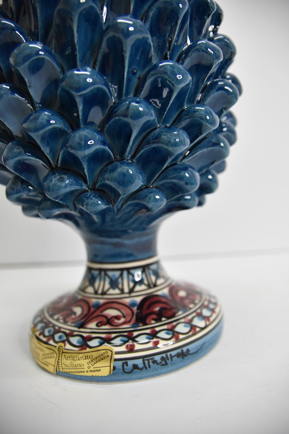 Pigna siciliana in ceramica blu antico con piede decorato Produzione artigianale di Caltagirone  h.30 cm